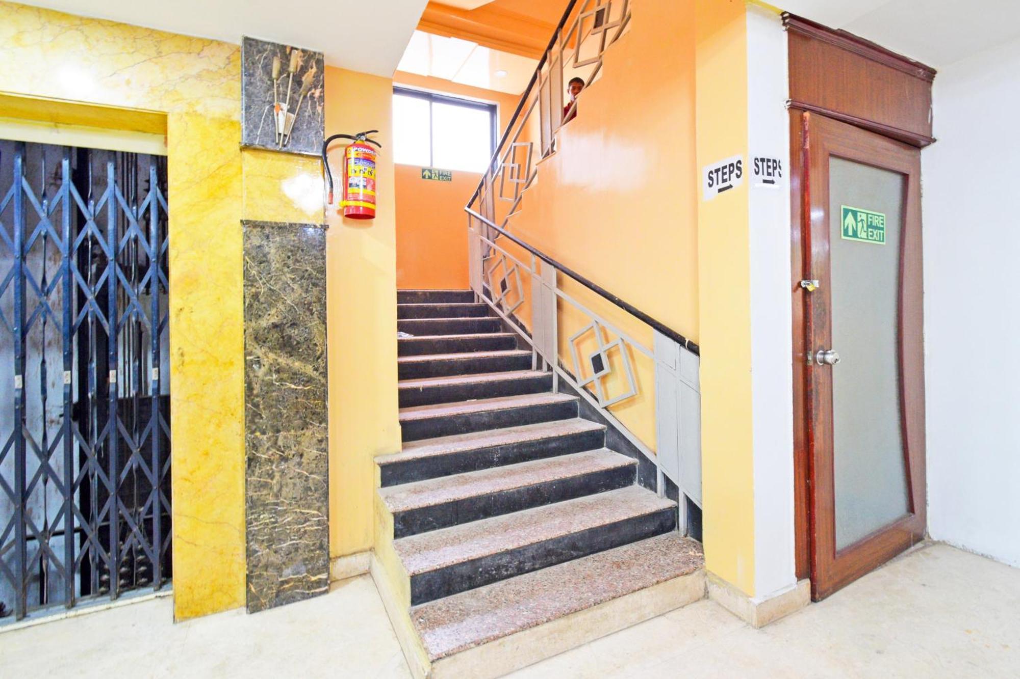 Super Townhouse Ameerpet Balkampet Road Haiderabad Buitenkant foto